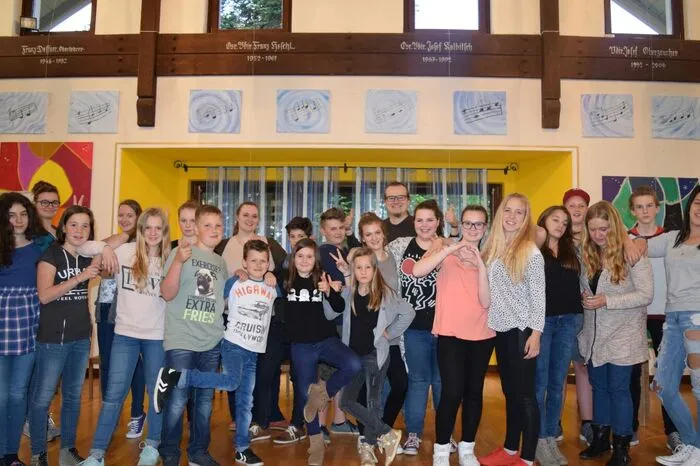 Ariane Drußnitzer führt den 24-köpfigen „Jugendchor Obermillstatt“ als Chorleiterin heuer zum Wettbewerb „Chor des Jahres“.Die 24 Sänger und Sängerinnen sind alle zwischen 10 und 18 Jahre alt. 2013 wurde der Chor gegründet. Bei vielen Messen, Feiern und Konzerten sind die jungen Musiker schon aufgetreten. Den Höhepunkt des Chorjahres bildet ein Jahreskonzert. „Bei unseren Proben wird nicht nur gesungen, sondern auch viel gespielt, gelacht, getanzt und musiziert. Für unseren Chor ist die Gemeinschaft und der Zusammenhalt sehr wichtig“, sagt Drußnitzer. Von Volksliedern über Gospel und Austro-Pop bis hin zu geistlichen Liedern reicht das Repertoire.