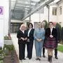 Vier Frauen und drei Männer vor dem Eingang der neuen Geriatrie in Villach. | Bei der Eröffnung dabei: Vizebürgermeisterin Gerda Sandriesser (SPÖ), Elke Schindler, Christine Schaller-Maitz, Wolfgang Deutz, Landesrätin Beate Prettner (SPÖ), Arnold Gabriel, Arnulf-Markus Isak