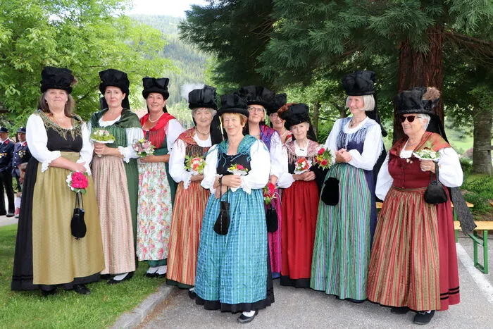 Auch die Bänderhutfrauen Gnesau unter ihrer Obfrau Ursula Niederbichler waren mit ihrer Tracht vertreten.