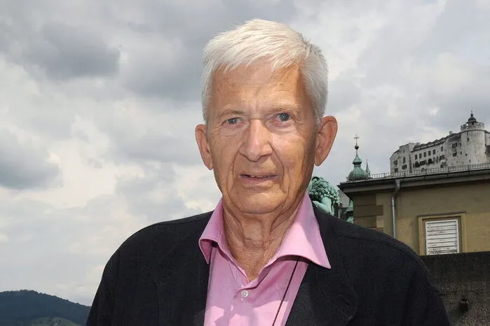Der Witz ist die Waffe der Wehrlosen. Sigmund Freuds Aphorismus hat Enquist verinnerlicht. Denn wenn der 84-jährige Schwede wie in „Ein anderes Leben“ über die „Schmerzpunkte“ des Seins schreibt, ist es immer witzig, gescheit und tröstlich. (Manuela Swoboda)