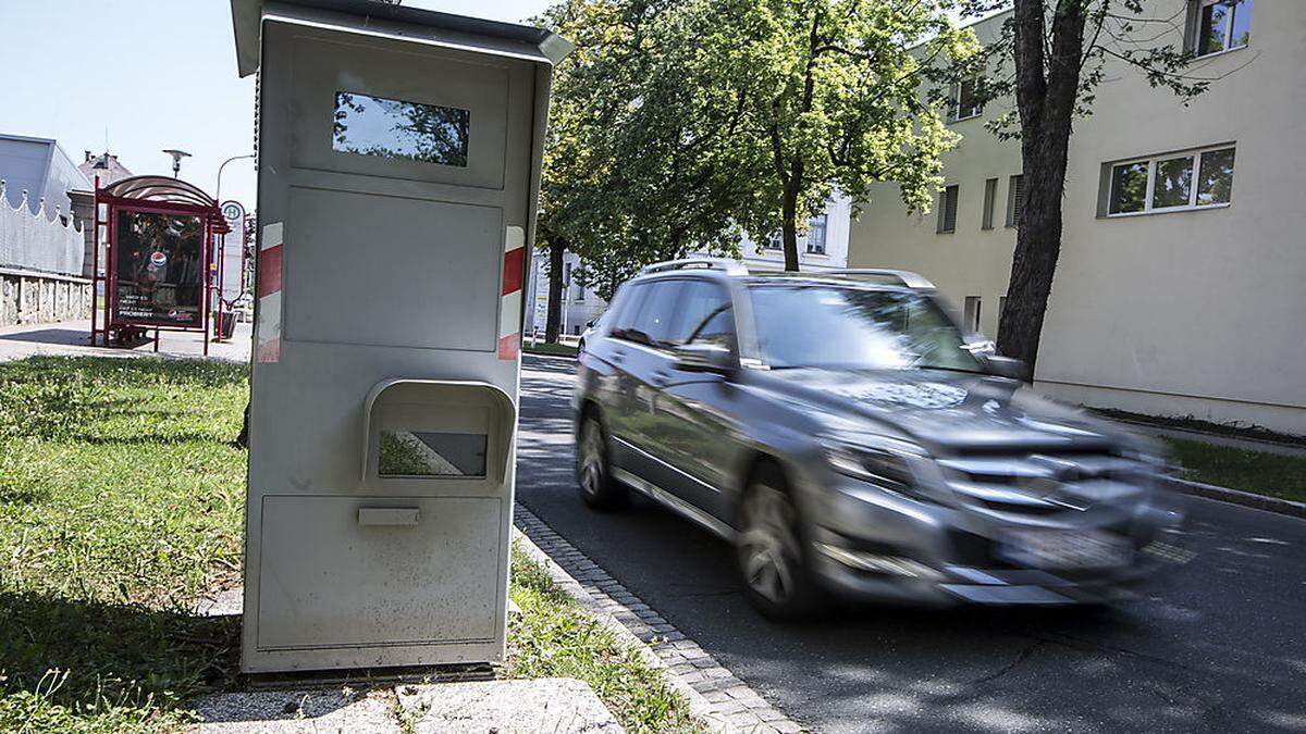 In der Sterneckstraße stehen auf kurzer Strecke Radarkasten und eine Geschwindigkeitsanzeige