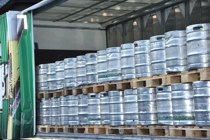 Ein Teil der 750 Fässer Bier mit je 50 Liter Inhalt