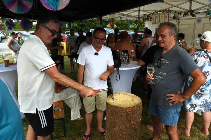 Weitere Höhepunkte dieser Veranstaltung waren die beliebte Spritzerwertung und das „Nageln am Baumstamm“. An Spannung nicht zu überbieten war das Endspiel, wobei sich das Team „Miri“ aus Pischelsdorf knapp gegen „Karo und die starken Männer“ durchsetzte. 