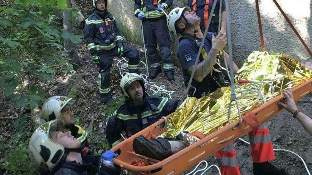 Mann in Wien zehn Meter tief in Graben gestürzt