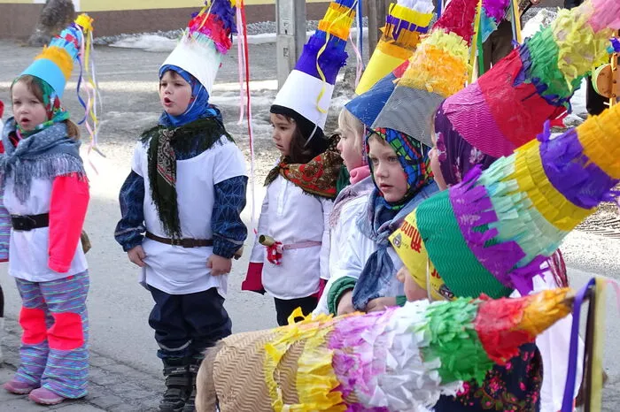 Kindergarten- und Volksschulkinder in Aktion.