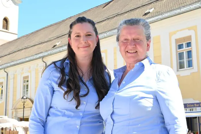 Besonderes Augenmerk legten die Organisatoren auf eine gemütliche Atmosphäre. „Wir verzichten bewusst auf verstärkte Musik, damit Gespräche und echte Kirchtagsstimmung im Vordergrund stehen“, so Mitorganisatorin Siegrun Gutschi (im Bild rechts).