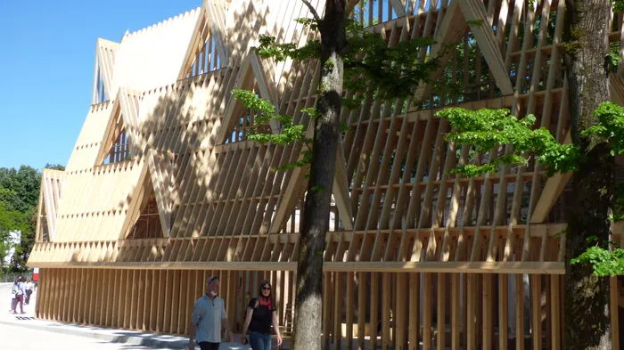 Mit Holz zugebaut: die fassade des amerikanischen Pavillons