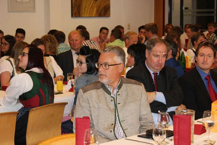 Landtagsabgeordneter Josef Schett gratulierte den Schülern.