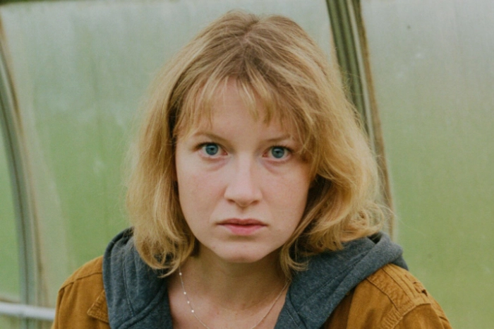 Plötzlich taucht Eva (gespielt von Marlene Hauser, Foto) auf. Sie sucht ihr Pferd, stattdessen finden die beiden in der tragischen Komödie eine flüchtige Verbundenheit.