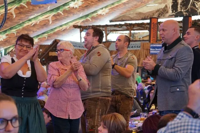 Es herrschte Zeltfeststimmung.