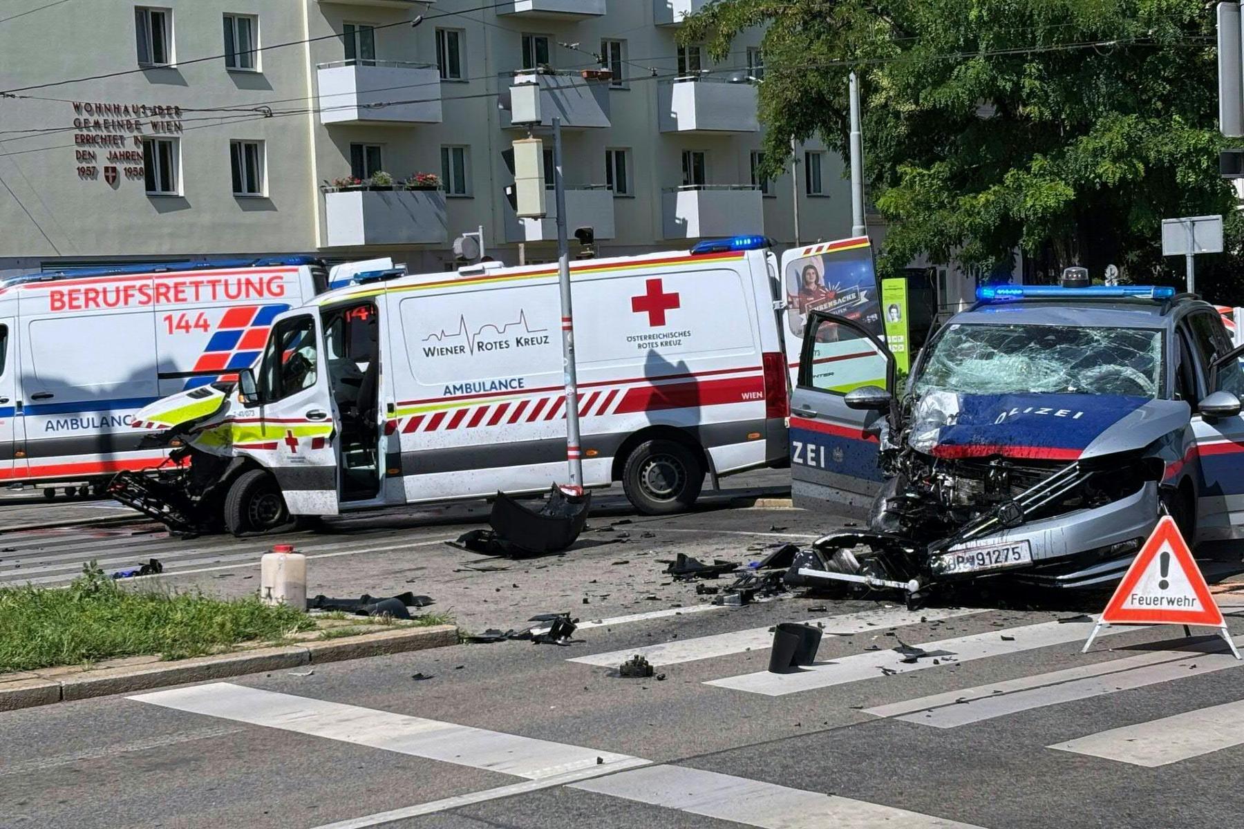 Mehrere Verletzte: Schwerer Crash zwischen Polizei- und Rettungsauto 