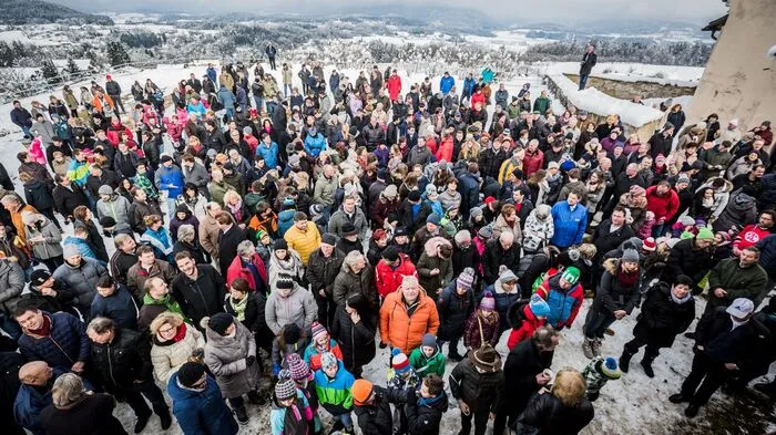 Auch heuer wieder zog es Hunderte Menschen zum traditionellen Striezelwerfen nach Stein im Jauntal. Die Striezel sollen Glück und Abwehr von Unheil und Krankheit bringen.