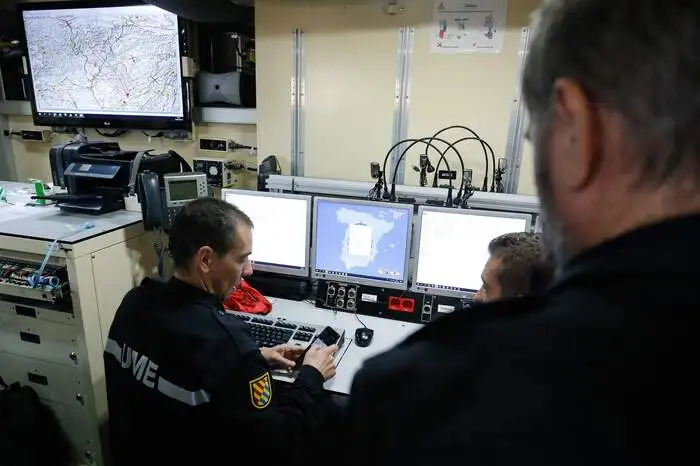 Im Einsatz am Freitag waren neben Dutzenden Fahrzeugen auch mehrere Hubschrauber und Löschflugzeuge.