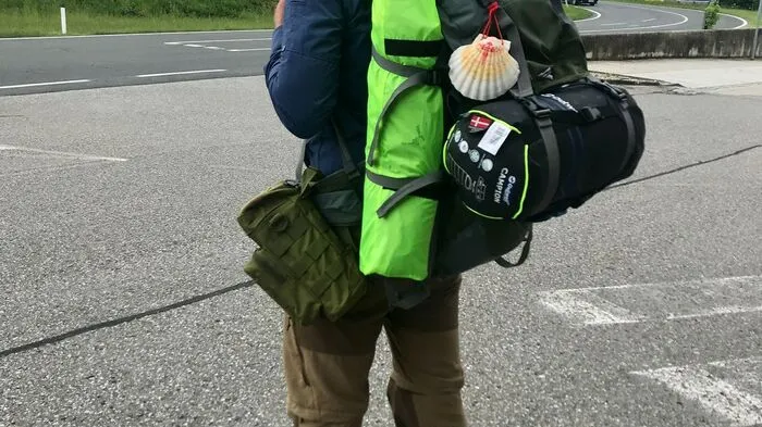 Florian Kürzl mit seinem Wanderrucksack.