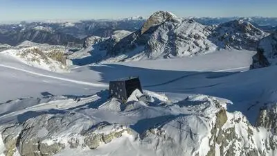 Die Seethalerhütte liegt auf 2740 Metern rund 45 Gehminuten von der Bergstation der Dachstein-Gletscherbahn entfernt
