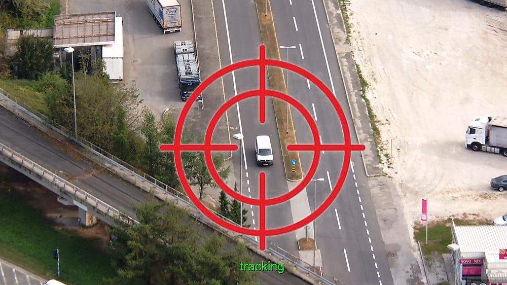 Automatisches &quot;Tracking&quot; des verdächtigen Fahrzeugs durch die Drohne aus der Luft