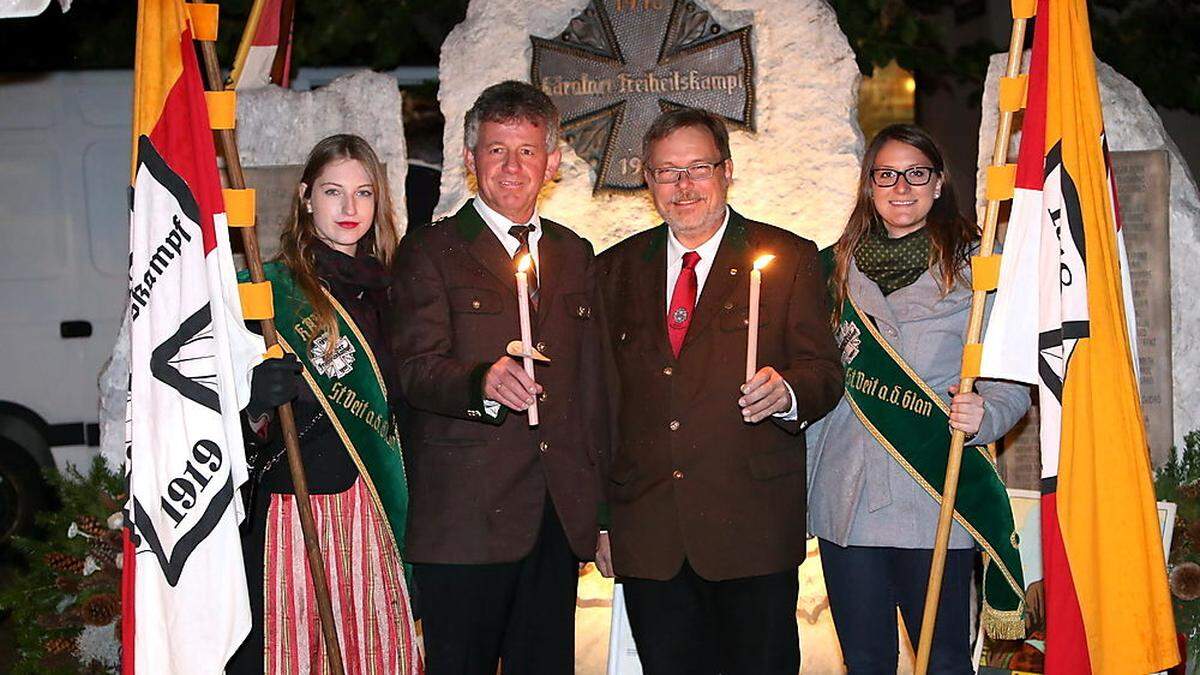 Gerhard Herbst,  Andrej Ajdic mit Fahnenträgerinnen Lisa Bergs (links) und Julia Herbst