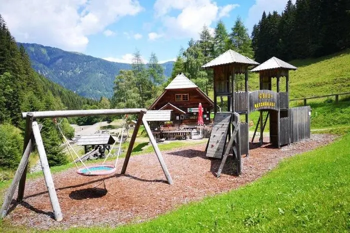 Auch ein großer Spielplatz steht zur Verfügung.