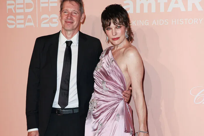 Milla Jovovich zeigte sich in einer lila Robe von Prada.