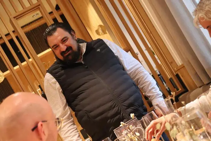 Jetzt ließ man sich etwas Neues einfallen: Zweimal jährlich soll das Event „Wine & Time“ im Schrenk stattfinden. „Ein Netzwerktreffen handverlesener Gäste“, wie Vinzenz Harrer, Beteiligter des Gasthofes und Vater des Geschäftsführers, betont.