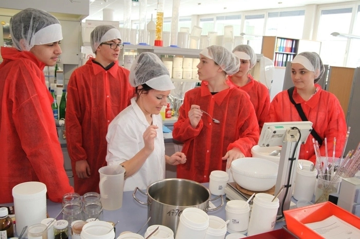 Unter fachkundiger Anleitung durften die Schülerinnen und Schüler experimentieren.