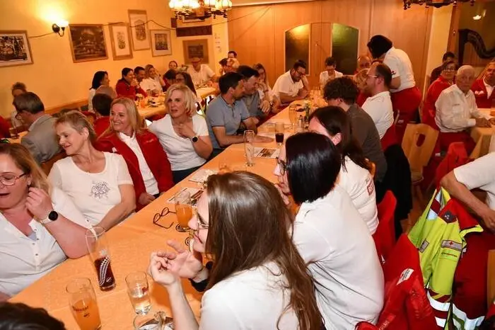Außerdem wurden 86 Bevölkerungskurse mit über 1000 Teilnehmern sowie 25 Blutspendeaktionen (1403 Konserven) durchgeführt,