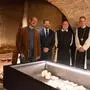 Die beiden Kuratoren Daniel Modl (UMJ) und Michael Brandl (ÖAW) mit Prior Martin Höfler und Abt Philipp Helm