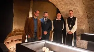 Die beiden Kuratoren Daniel Modl (UMJ) und Michael Brandl (ÖAW) mit Prior Martin Höfler und Abt Philipp Helm