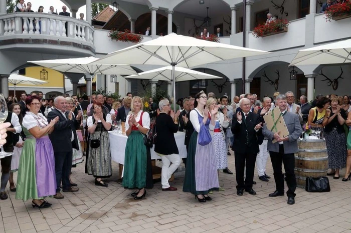 Nach der Agape startete im Schlossinnenhof die offizielle Begrüßung bei einem Glaserl Thaller-Wein.
