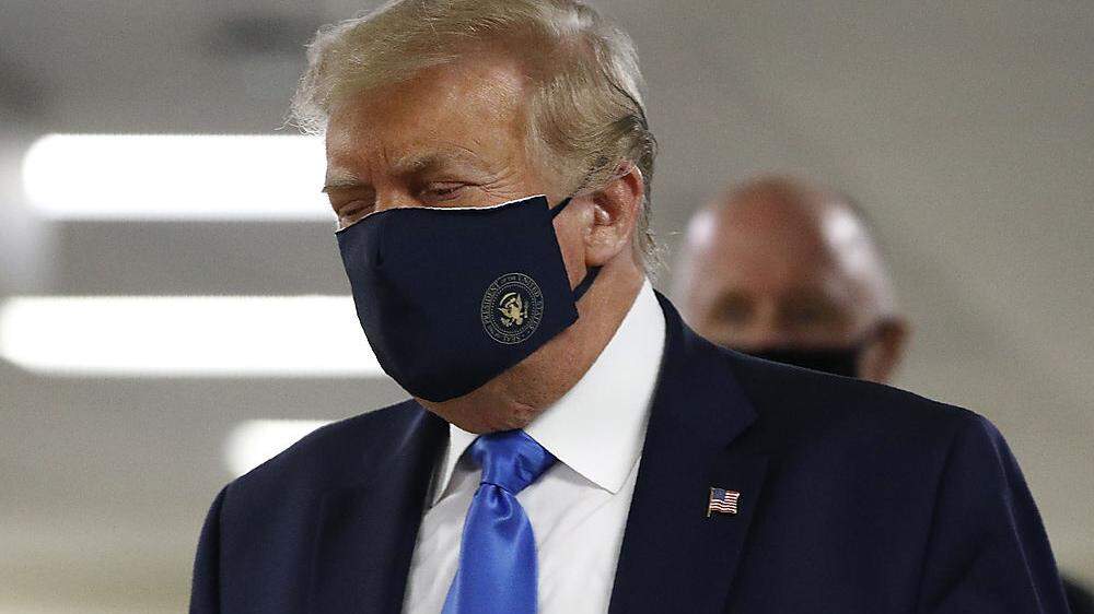 Bei seinem Besuch im Walter Reed Militätkrankenhaus in Bethesda, Maryland, trägt Donald Trump eine Maske.