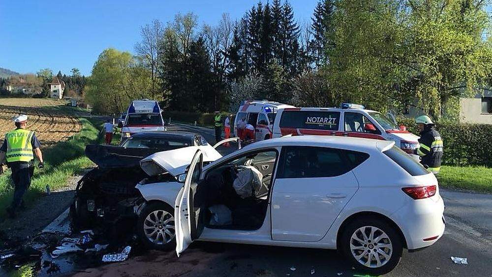 Zwei Pkw kollidierten frontal