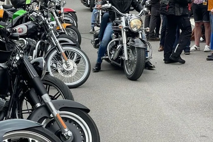 Pfarrer Istvan Hollo segnete die Motorräder. Mit etwas Glück und dem richtigen Los konnte man auch einen halben Motorradführerschein, ein Wellnesswochenende von Gruber-Reisen, eine Tagesausleihung eines Motorrades von der Motorradklinik und eine Wochenendausleihung von Clocktower-Harley Davidson gewinnen.