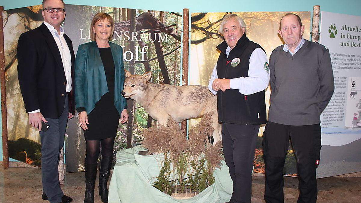 Bürgermeister Helmut Linhart, Direktorin Gudrun Finder, Initiator Arnold Heidtmann und Kurt Fauland von der Berg- und Naturwacht (von links)