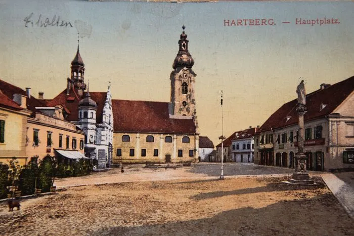 Das Hartberger Rathaus büßte im Zweiten Weltkrieg seinen Glockenturm mit Kupferdach ein.