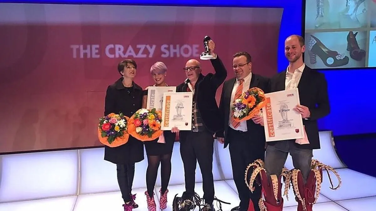 Bernd Sima (dritter von links) freut sich über den 1. Platz