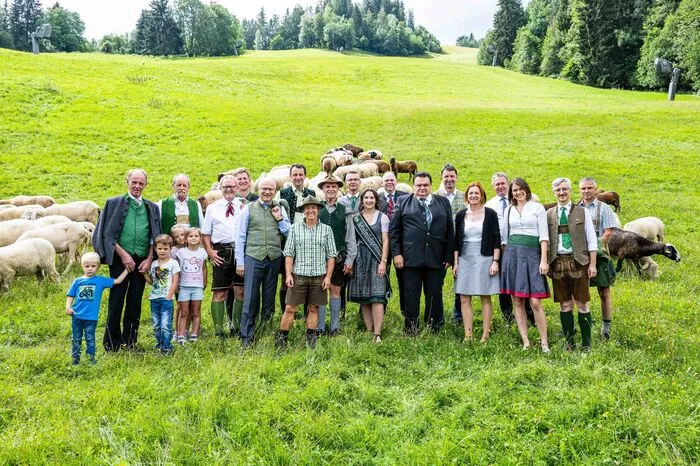 NAbg. Andreas Kühberger, Obmann Steirischer Schaf- &amp; Ziegenzuchtverband, Bernhard Tassotti, Kammerobmann Peter Kettner, Bürgermeister Stefan Knapp; Landesrat Johann Seitinger, ÖR Walter Schmiedhofer, Schäferin Christina Ziegerhofer, Schafmilchprinzessin Julia Wild, EU-Abgeordnete Simone Schmidtbauer