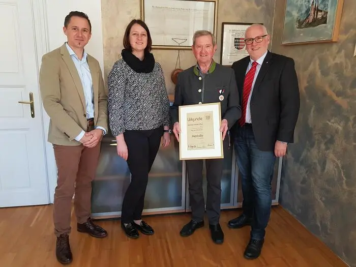 Karl Monsberger (zweiter von rechts) bei der Verleihung zur Verdienstmedaille in Silber