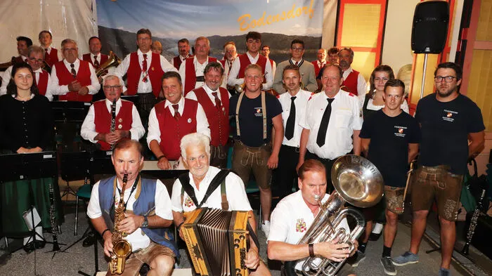 Musikalisch sorgte das Trio „MOS“ Musik ohne Strom, mit Gerhart Neubauer, Hannes Trampitsch und Hans-Jörg Maurer, sowie die Trachtenkapelle Bodensdorf unter Kapellmeister Ingo Pfirrmann und Obmann Ewald Unterweger im Rüsthaus.