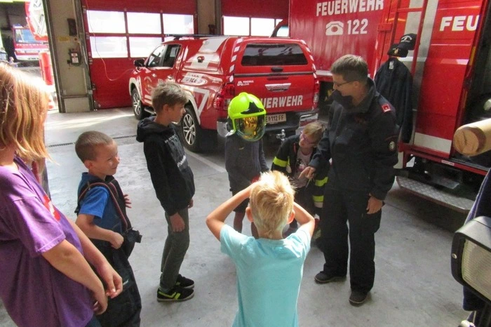 Selbstverständlich wurde auch ein Feuerwehrauto genauestens unter die Lupe genommen.