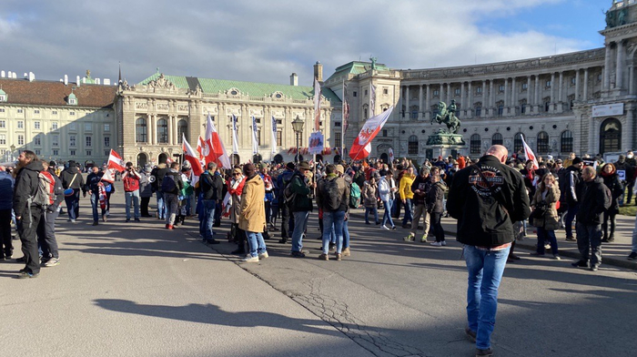 Am Samstag demonstrierten knapp 38.000 Menschen in der Wiener Innenstadt gegen die Corona-Maßnahmen der Regierung sowie die angekündigte Impfpflicht.