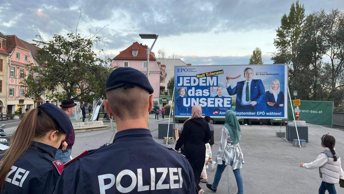 Das Plakat ist Teil einer Performance Kunstaktion | Das Plakat ist Teil einer Performance Kunstaktion