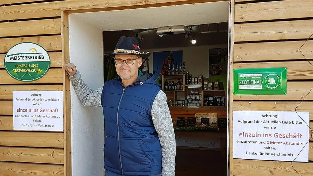 Rupert Gsöls vor seinem 24-Stunden-Selbstbedienungsladen