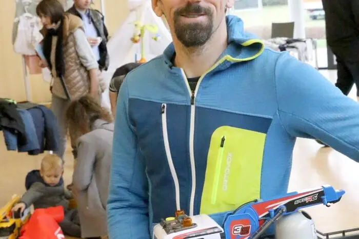 Und nicht nur die Gemeindebürger waren gekommen, um auf Schnäppchenjagd zu gehen. Wie etwa der Meteorologe Andreas Mansberger (Foto). 