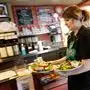 Syndication: The Patriot Ledger Waitress Rebecca Fantasia brings a tables lunch order out of the kitchen at Ma Reilly s on Pond Street in South Weymouth on Monday, April 17, 2023. 041723 Gd Wey Mareilly 03 Jpg Quincy MA , EDITORIAL USE ONLY PUBLICATIONxINxGERxSUIxAUTxONLY Copyright: xGregxDerr/xThexPatriotxLedgerx 20501398