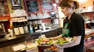 Syndication: The Patriot Ledger Waitress Rebecca Fantasia brings a tables lunch order out of the kitchen at Ma Reilly s on Pond Street in South Weymouth on Monday, April 17, 2023. 041723 Gd Wey Mareilly 03 Jpg Quincy MA , EDITORIAL USE ONLY PUBLICATIONxINxGERxSUIxAUTxONLY Copyright: xGregxDerr/xThexPatriotxLedgerx 20501398
