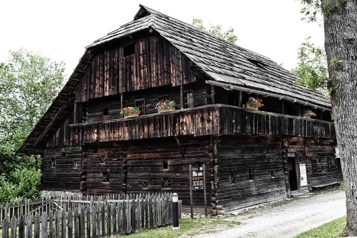Die Analyse der Wandholzer ergab, dass das Fälldatum der Fichtenbaumstämme 1469 und früher ist. Ursprünglich stammt das "Bodnerhaus" aus St. Oswald bei Bad Kleinkirchheim. In den 1960er-Jahren wurde es in Maria Saal aufgestellt.