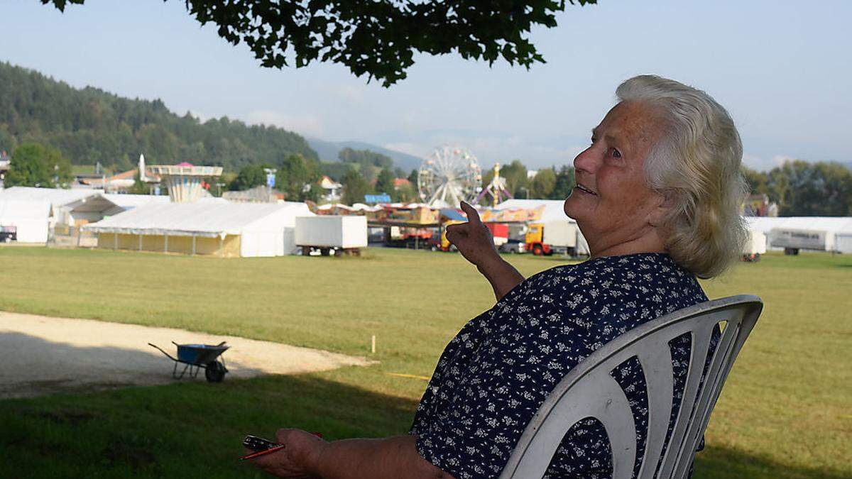 Auf ihrem Stuhl behält Helene Steinbuch den Überblick über das Marktgeschehen