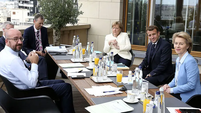 Merkel, Macron und Von der Leyen in "kleiner Verhandlungsrunde" 