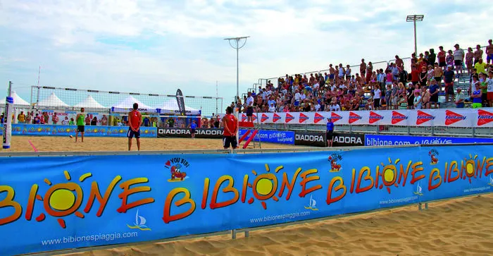 Tolles Match am Sandstrand. Tribüne ist gut gefüllt