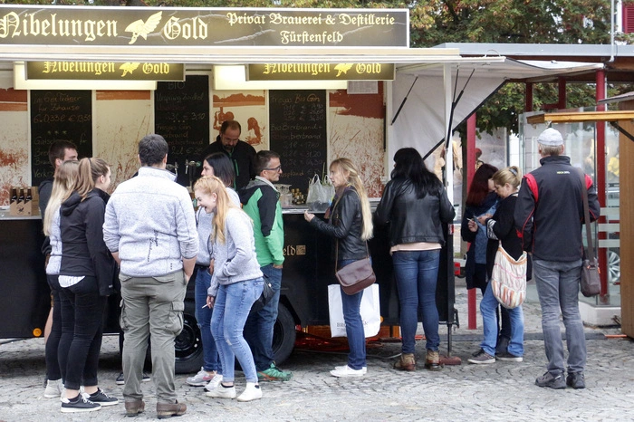 Viele Besucher trotzten dem Regenwetter und kamen zur Eröffnung auf den Fürstenfelder Hauptplatz.